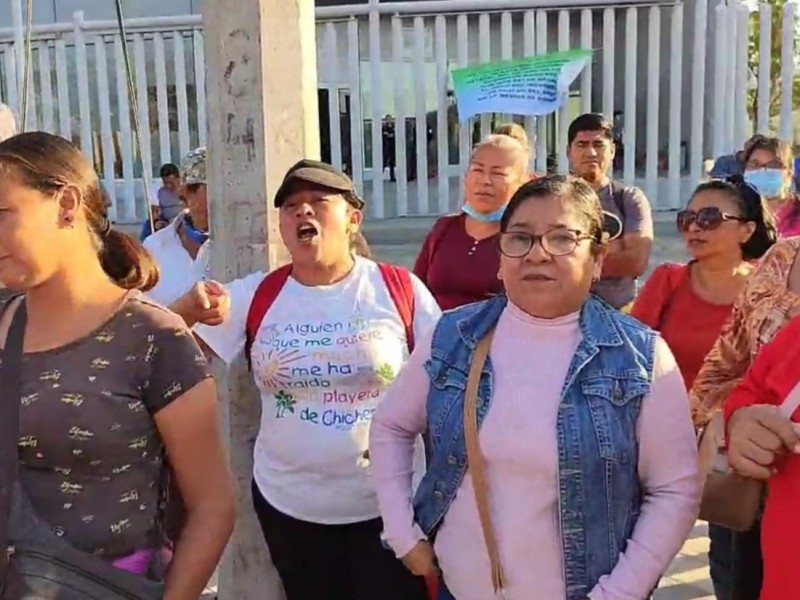 Trabajadores de educación bloquean torre Chiapas ante falta de pagos
