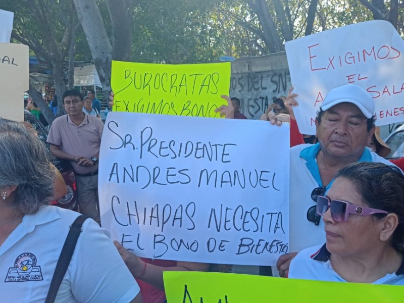 Trabajadores de educación exigen ajuste salarial. Se manifiestan en Tuxtla