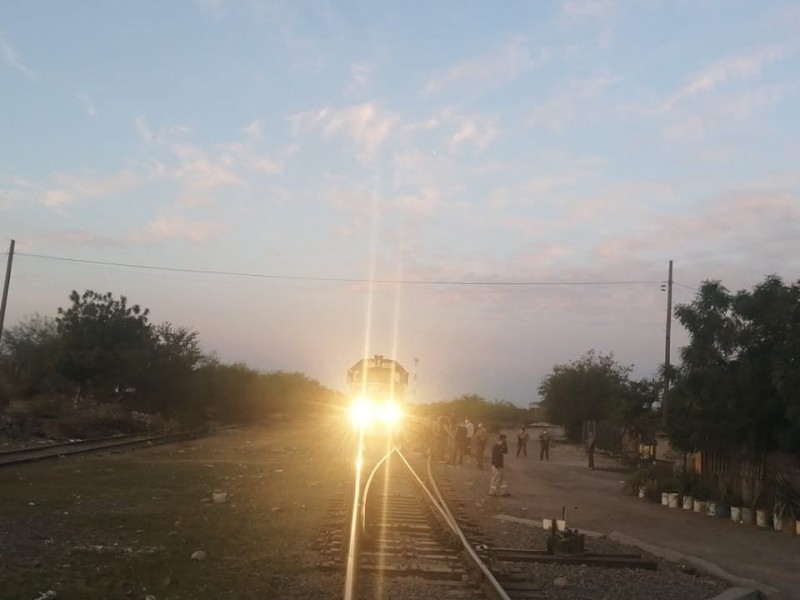 Bloquean vías del tren, 