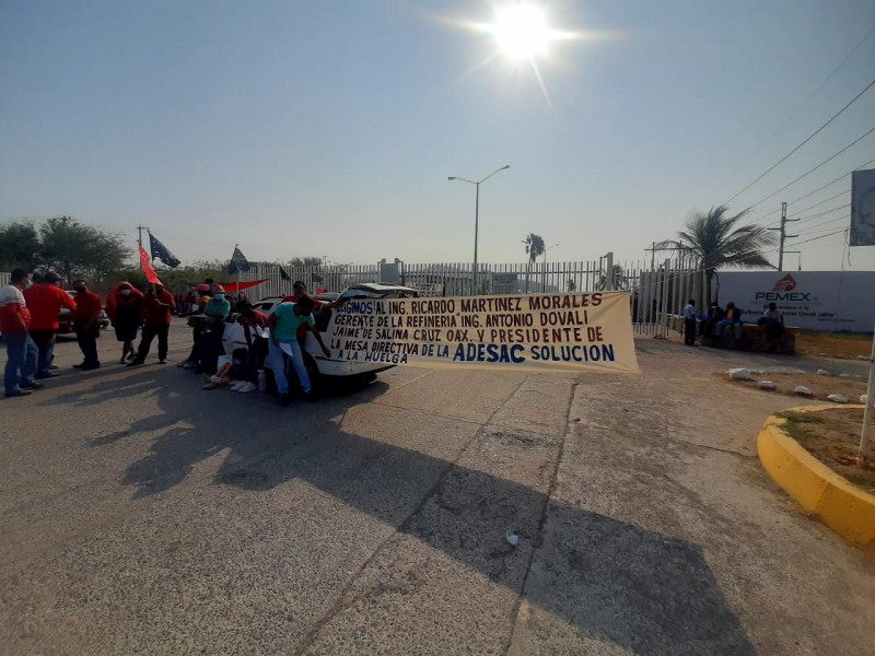 Trabajadores de la ADESAC bloquean acceso a la refinería