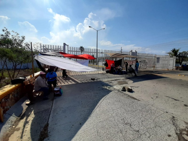 Trabajadores de la ADESAC sin atención, protesta cumple 3 días