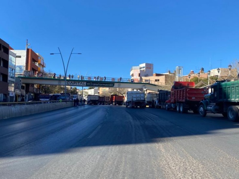 Trabajadores de la construcción bloquean bulevar