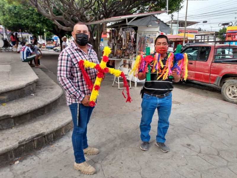 Trabajadores de la construcción celebran a la Santa Cruz