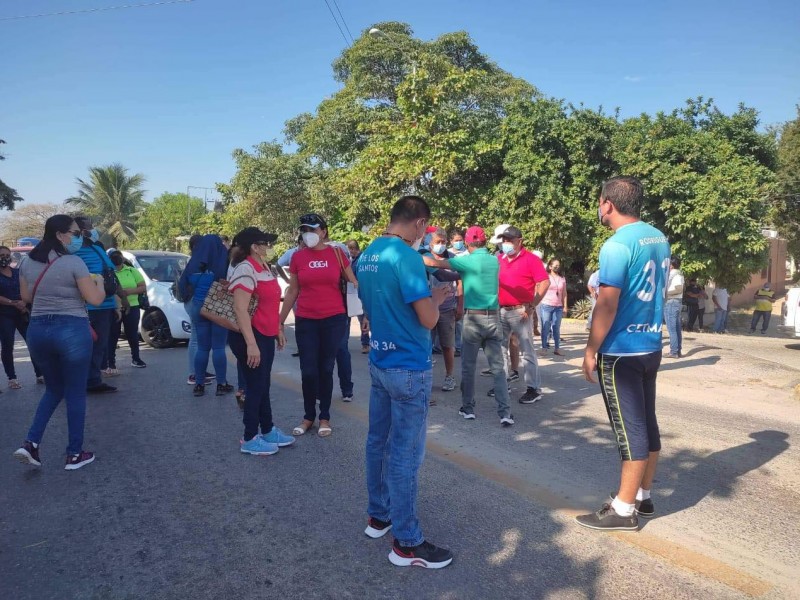 Trabajadores de la DGETI bloquean carretera Acapulco-Zihuatanejo en Atoyac