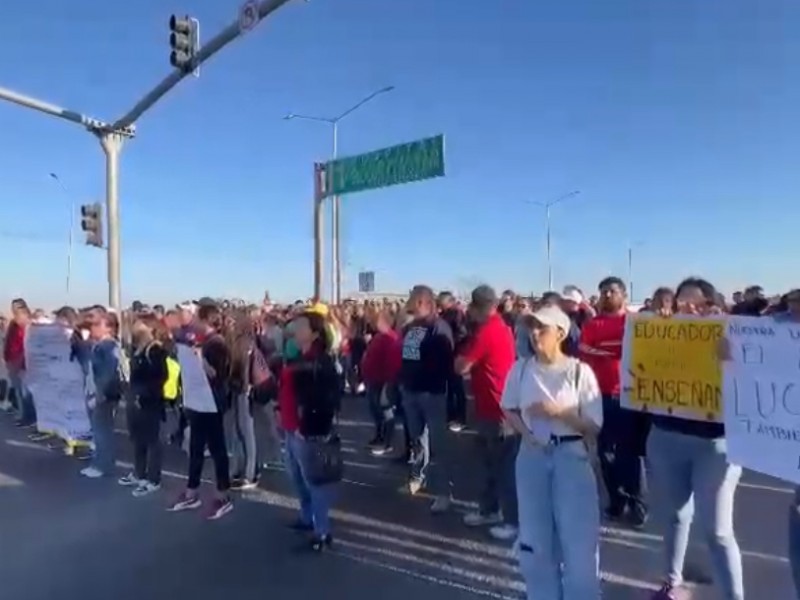 Trabajadores de la educación en BCS bloquean vialidades