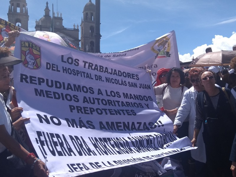 Trabajadores de la salud  marchan en Toluca