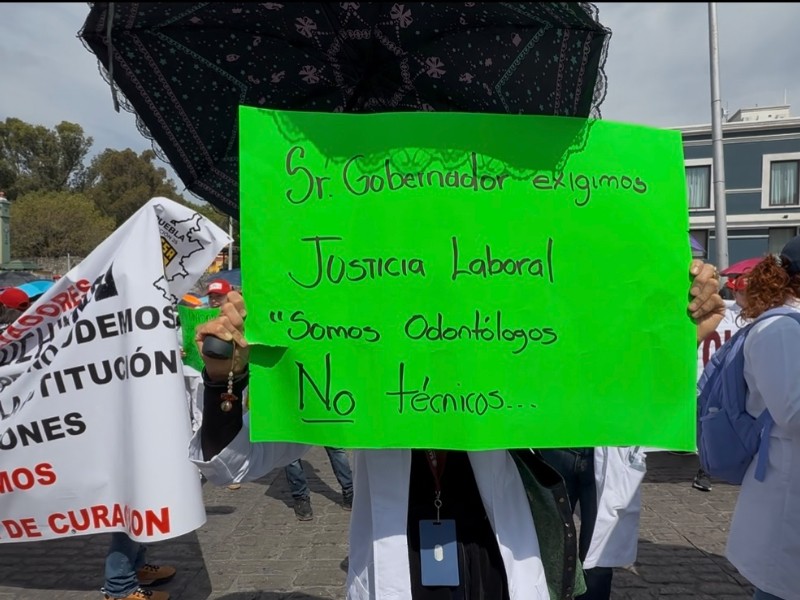 Trabajadores de la Secretaría de Salud se manifiestan en Casa Aguayo
