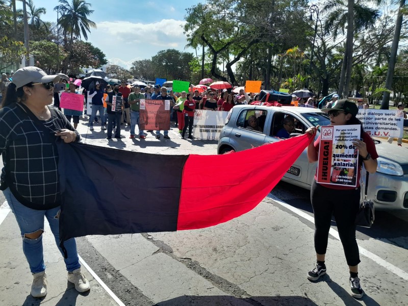 Trabajadores de la UV podrían tomar las instalaciones por paro