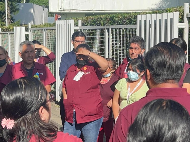 Trabajadores de limpieza del CAE paran labores por falta de pago