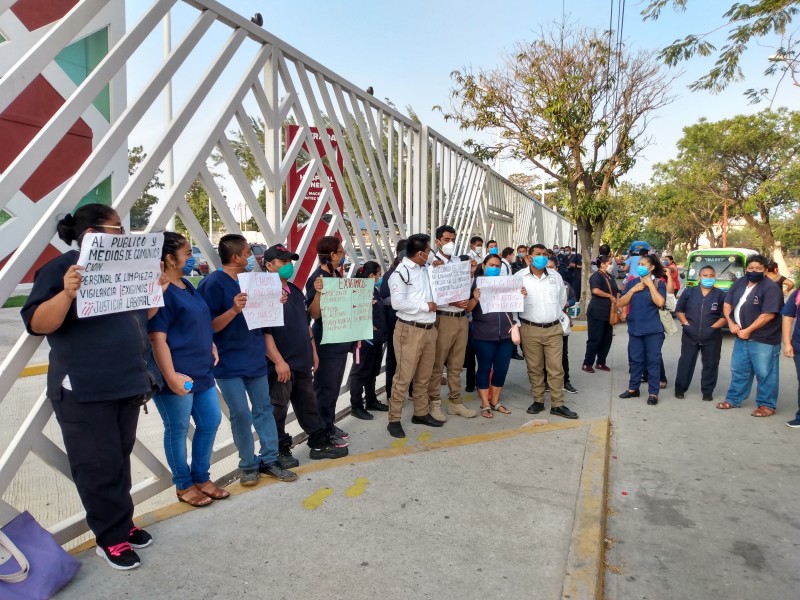 Trabajadores de limpieza del hospital de Juchitán paran labores