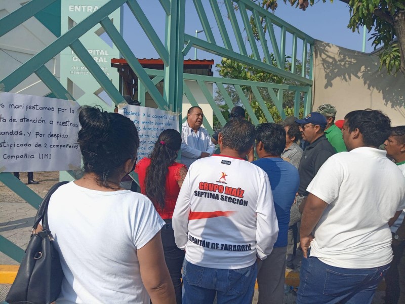 Trabajadores de limpieza protestan en hospital general; denuncian despidos injustificados