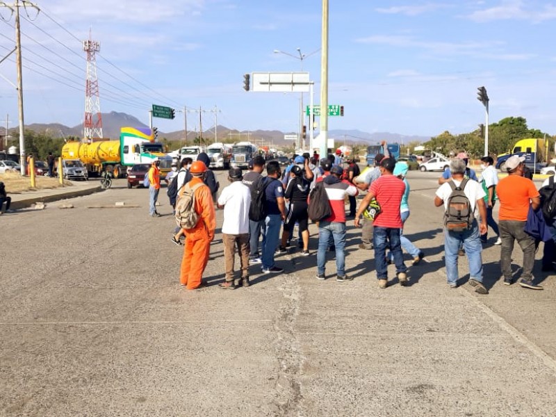 Trabajadores de LOGUINEXT impiden acceso a Refinería de Salina Cruz