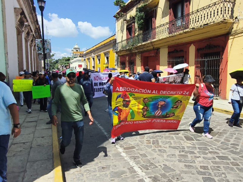 Trabajadores de Oaxaca protestan por posible deducción fiscal en salarios estatales