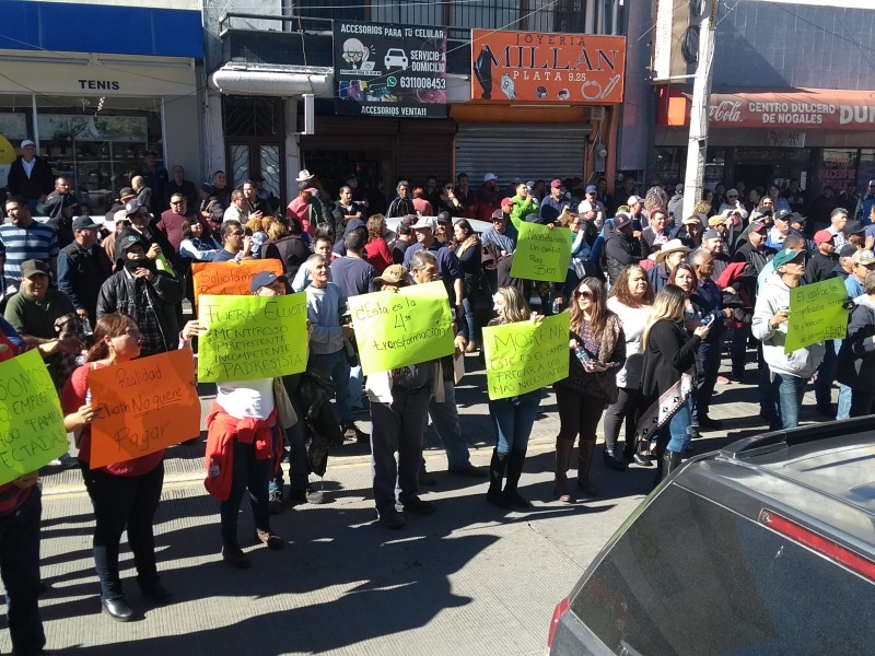 Trabajadores de OOMAPAS realizan paro laboral.