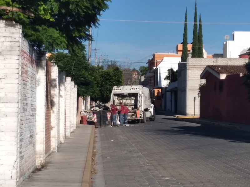 Trabajadores de OOSELITE realizan limpieza en las calles de Tehuacán