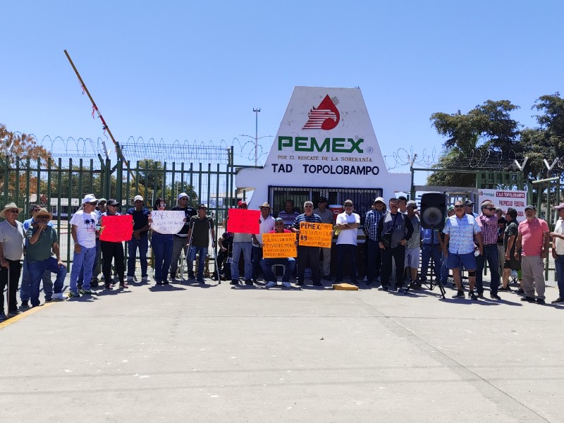 Trabajadores de Pemex se manifiestan en exigencia de servicio médico