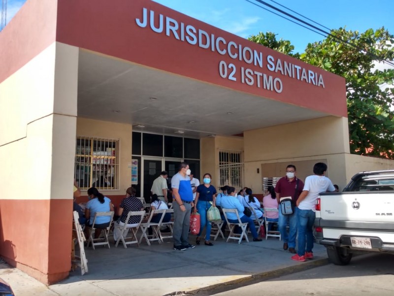 Trabajadores de Salud amagan con paro regional para ser vacunados