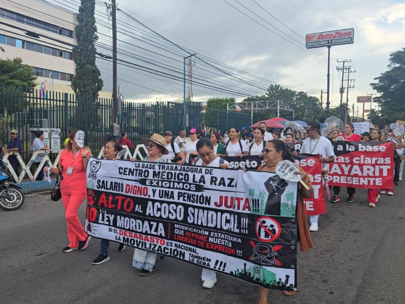 Trabajadores de salud de Tepic se suman a manifestación nacional