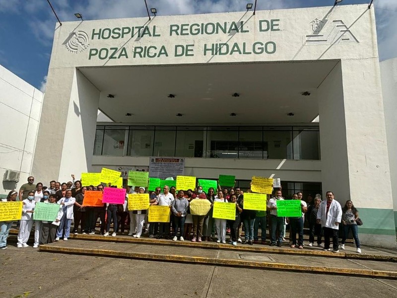 Trabajadores de salud en Poza Rica exigen atención de gobernadora