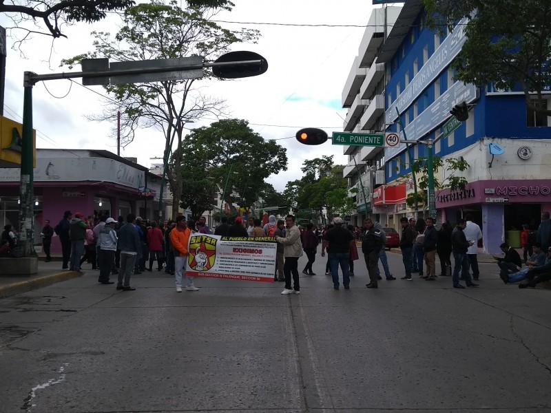 Trabajadores de salud exigen pagos de prestaciones