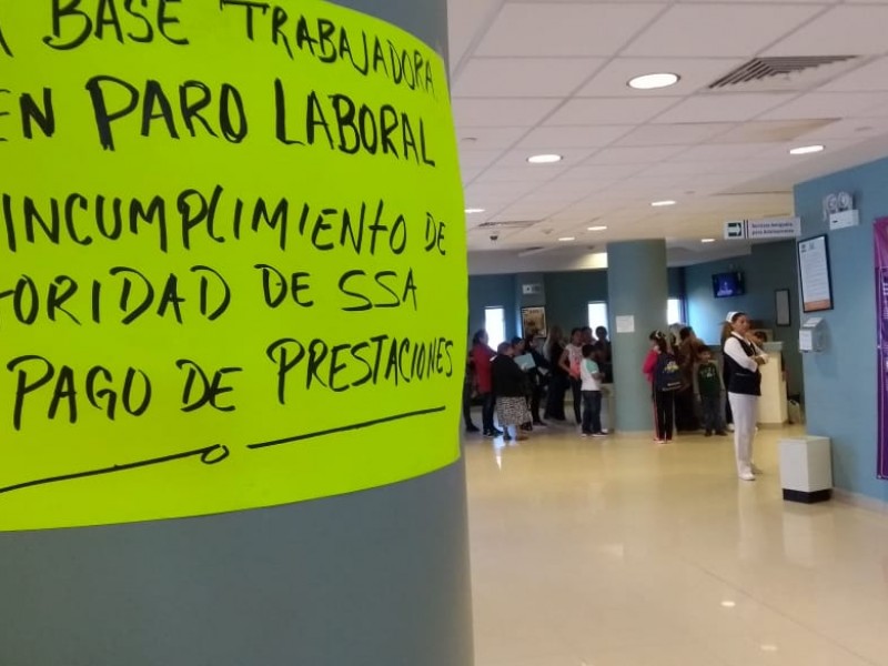 Trabajadores de Salud laboran bajo protesta