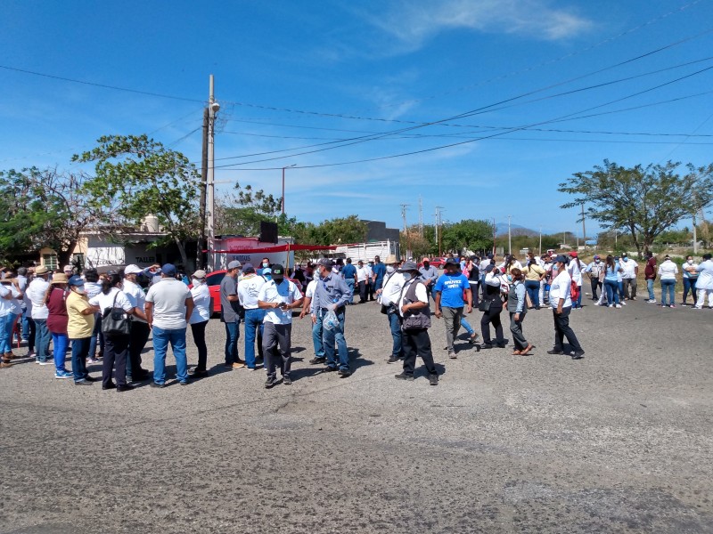Trabajadores de salud marchan y realizan bloqueo carretero en Juchitán