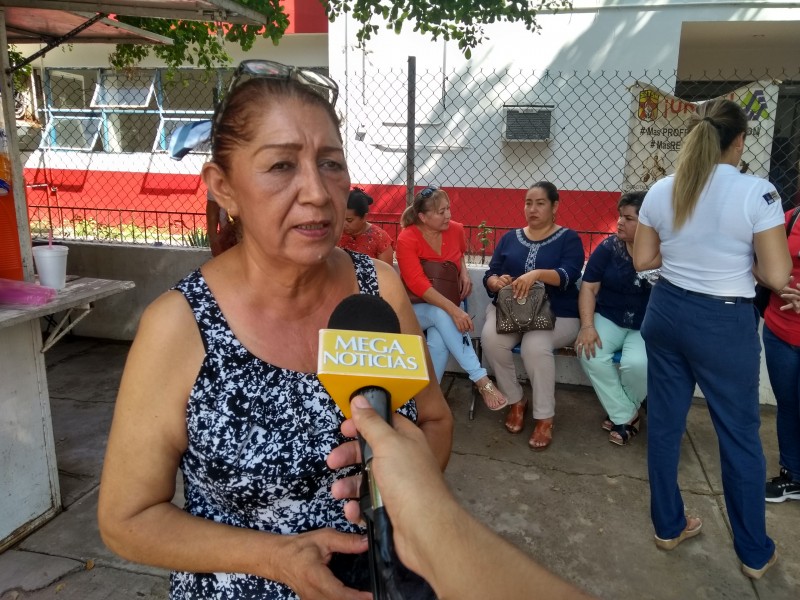 Trabajadores de Salud paran labores, exigen pagos