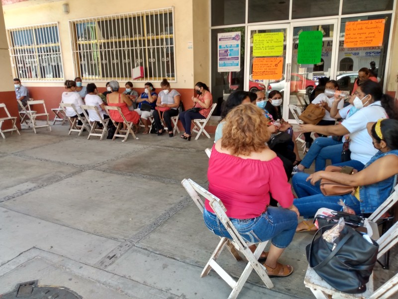 Trabajadores de salud permanecen en paro de labores