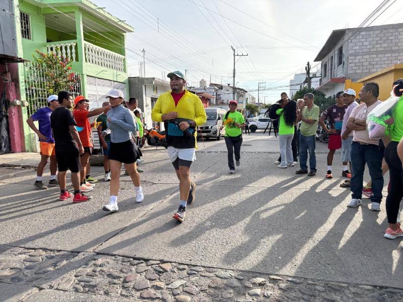Trabajadores de salud realizan carrera de cinco kilómetros por Día del Médico
