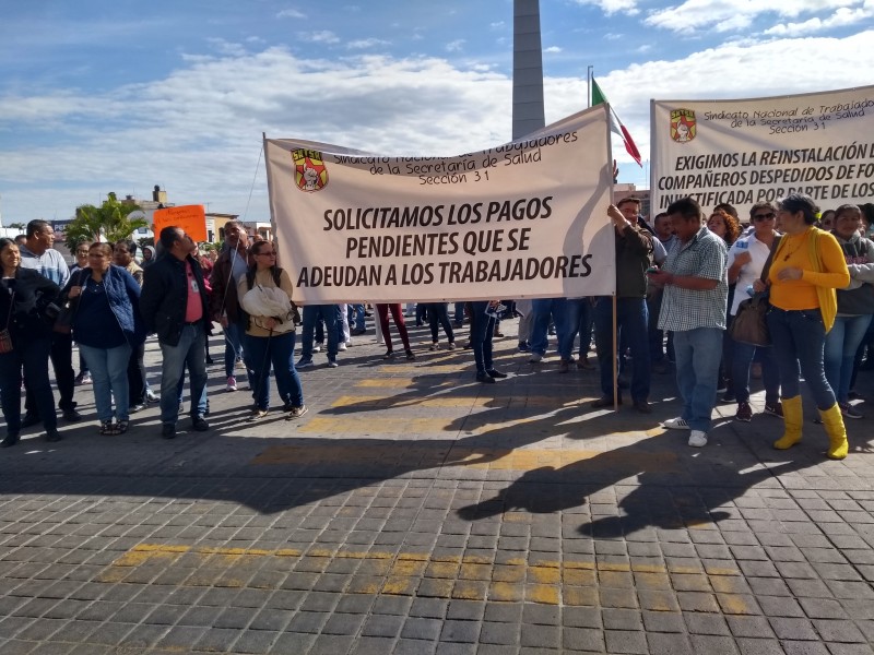 Trabajadores de salud se plantan frente a Palacio