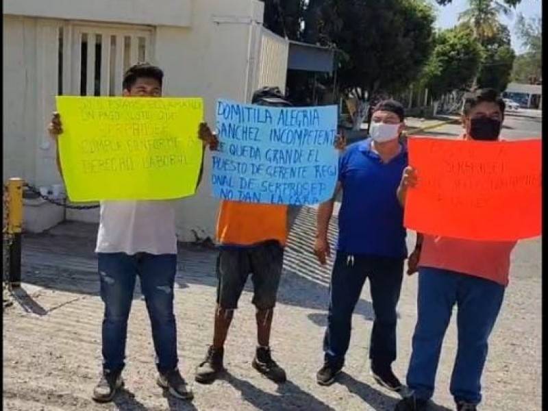 Trabajadores de seguridad protestan en CFE; denuncian abuso laboral