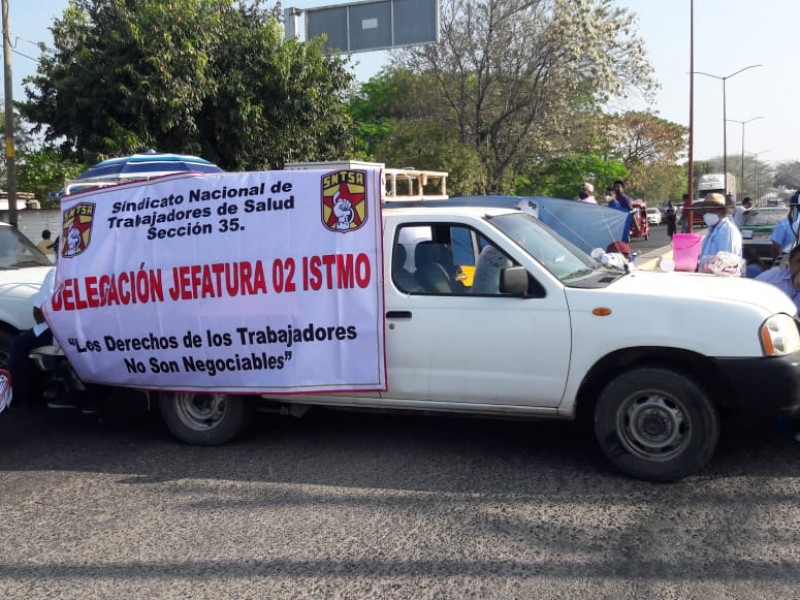 Trabajadores de Servicios de Salud toman carreteras en el istmo