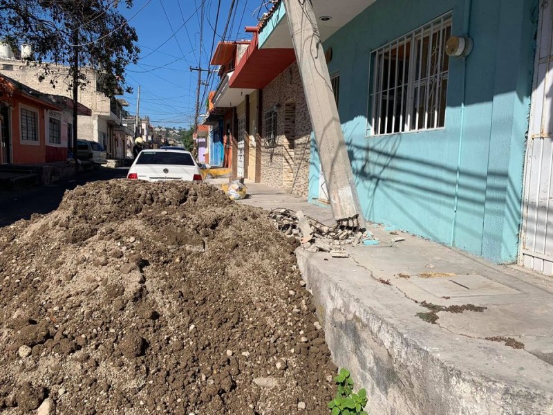 Trabajadores de SIAPA dañaron poste en colonia Acayapan