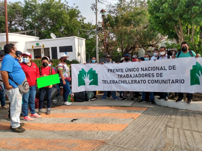 Trabajadores de Telebachillerato exigen pago de salarios y basificación