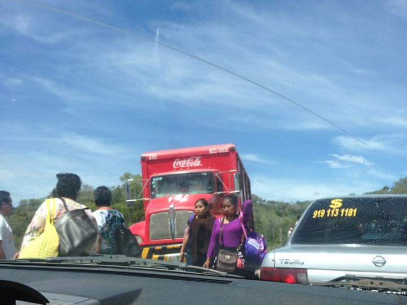 Trabajadores del ayuntamiento de Bochil bloquean accesos