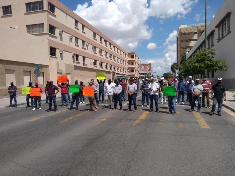 Trabajadores del Ayuntamiento de Hermosillo bloquean vialidades