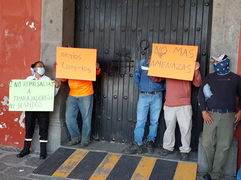 Trabajadores del ayuntamiento San Pedro Cholula inconformes por reducción salarial