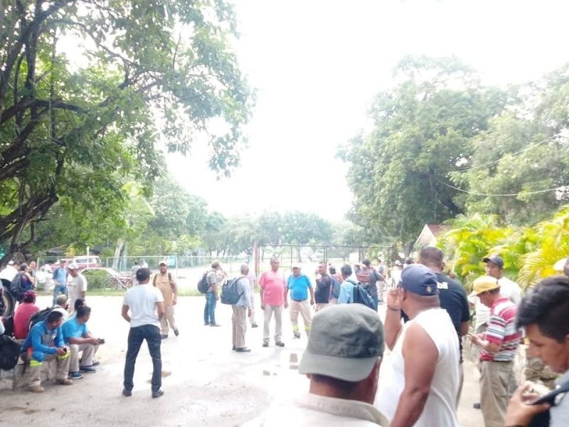 Trabajadores del CIP Huatulco protestan por falta de prestaciones laborales