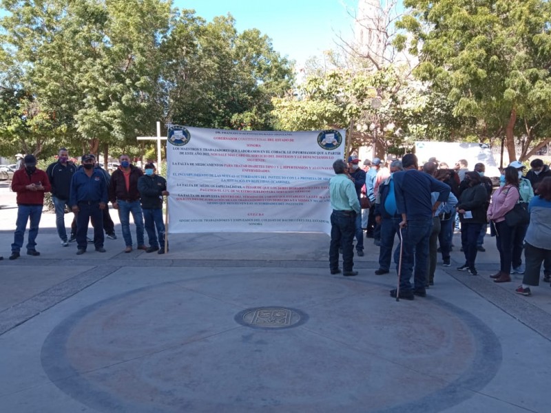 Trabajadores del Cobach exigen rendición de cuentas en Isssteson