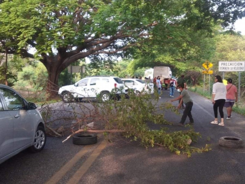 Trabajadores del CONALEP bloquean carretera en Juchitán
