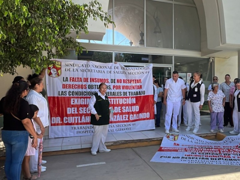Trabajadores del HG-Guasave se manifiestan por violaciones laborales