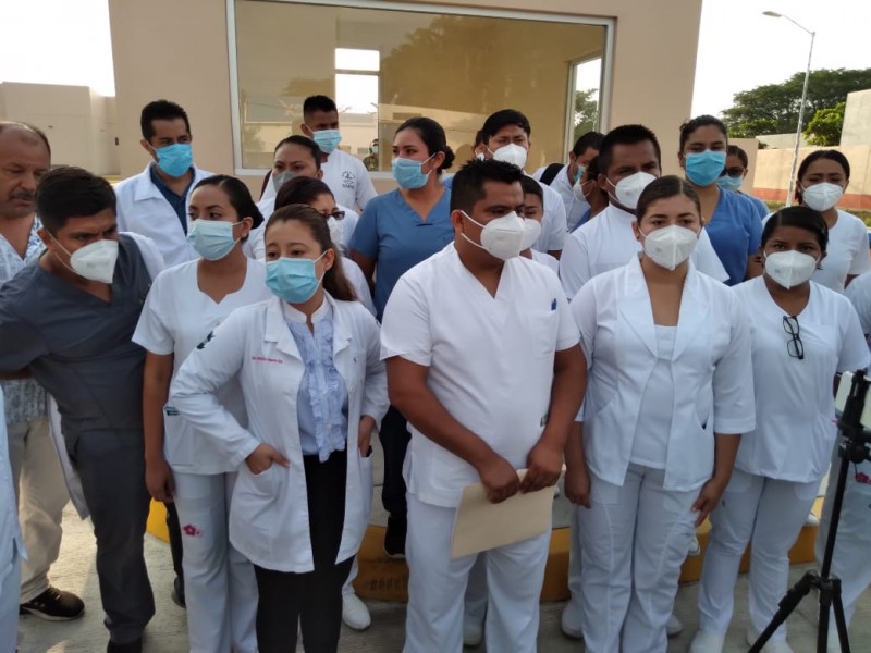 Trabajadores del Hospital Covid-19 de Juchitán demandan nuevo contrato