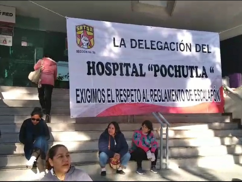 Trabajadores del Hospital de Pochutla protestan en la capital Oaxaqueña