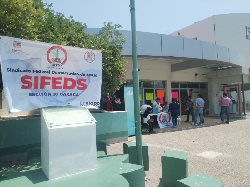 Trabajadores del Hospital de Salina Cruz mantienen paro