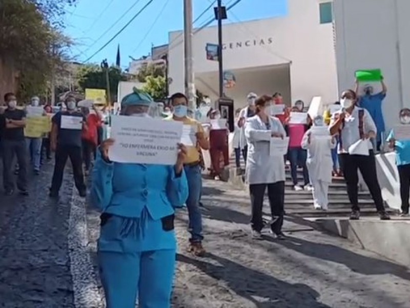 Trabajadores del hospital de Taxco protestan para pedir vacunas