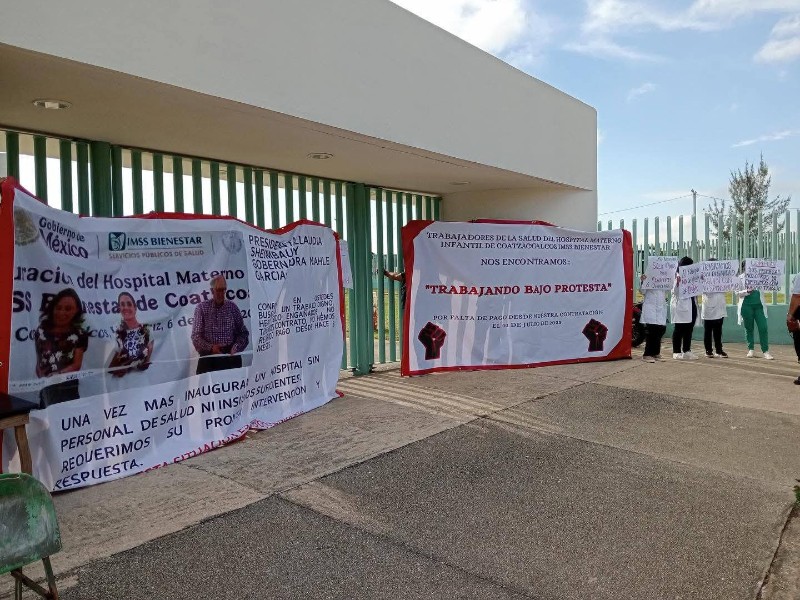 Trabajadores del IMSS-Bienestar en Coatzacoalcos protestan por falta de pagos