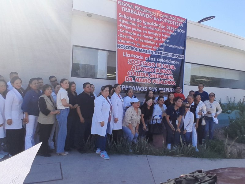 Trabajadores del IMSS-Bienestar en Navojoa se manifiestan; laborarán bajo protesta