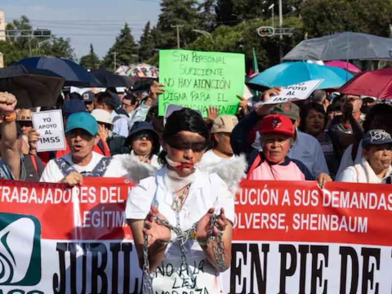 Trabajadores del IMSS bloquean la México-Pachuca