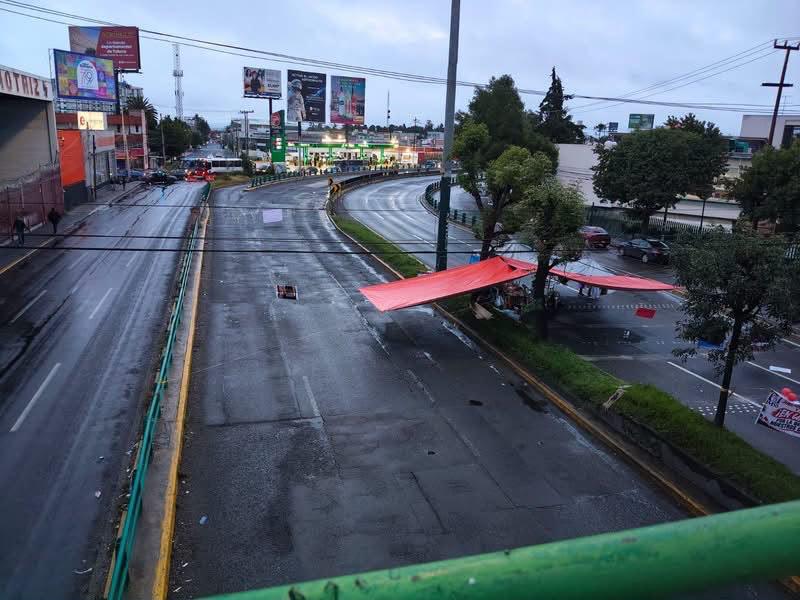 Trabajadores del IMSS cumplen 24 horas de bloqueo en Paseo Tollocan