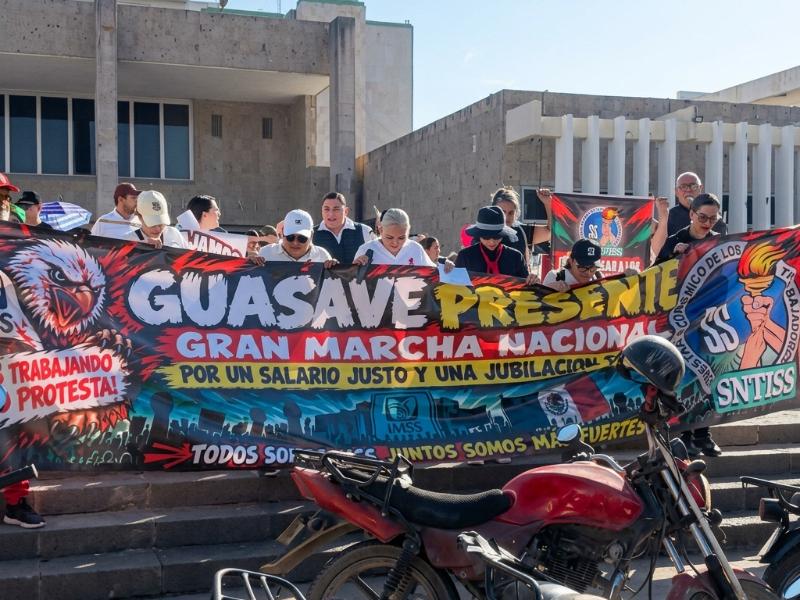 Trabajadores del IMSS en Guasave marchan por salarios y falta de insumos